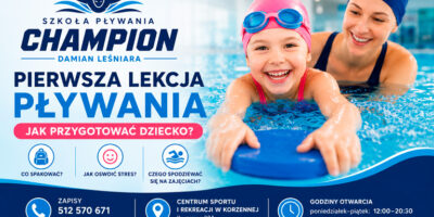 Grafika promująca poradnik Szkoły Pływania CHAMPION o przygotowaniu dziecka do pierwszej lekcji pływania na basenie w Korzennej. Na zdjęciu uśmiechnięte dziecko z deską pływacką oraz instruktor w wodzie.