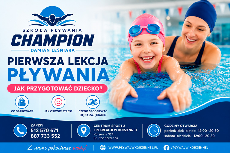 Grafika promująca poradnik Szkoły Pływania CHAMPION o przygotowaniu dziecka do pierwszej lekcji pływania na basenie w Korzennej. Na zdjęciu uśmiechnięte dziecko z deską pływacką oraz instruktor w wodzie.